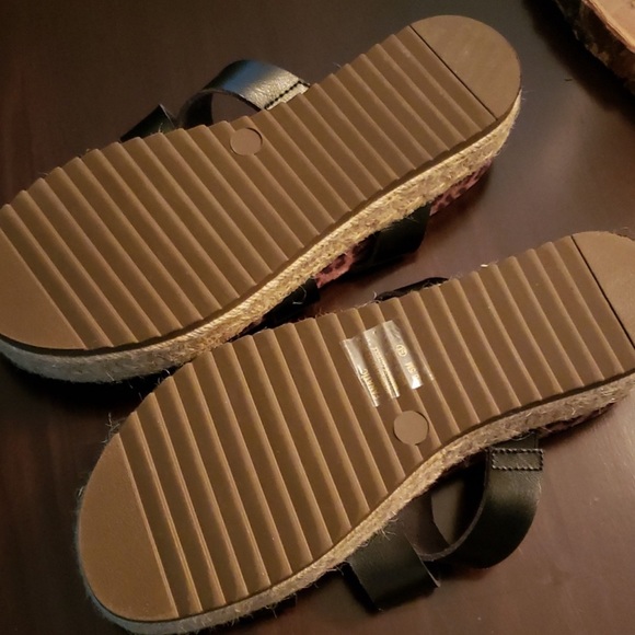 Animal print with black strips, pop sandals, new size 8 1/2 - Picture 4 of 4